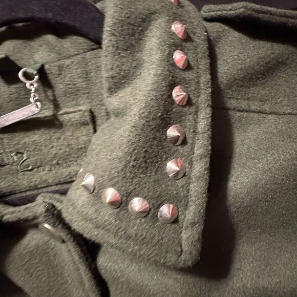 Green Coat - Picture 3 of 6